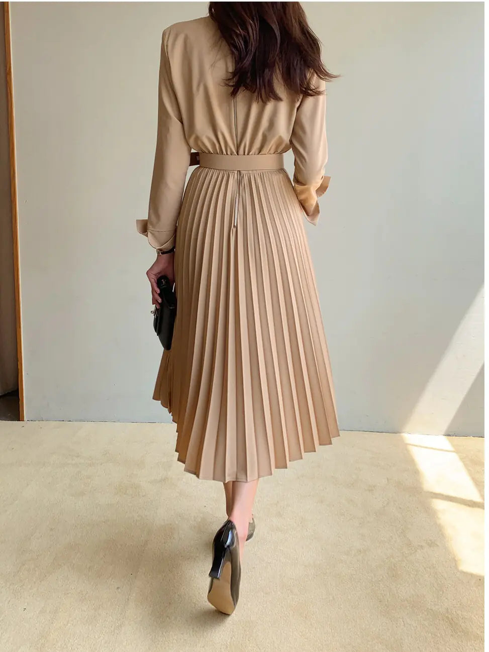 Vestido Plissado Chique com Casaco de Trincheira com Cinto