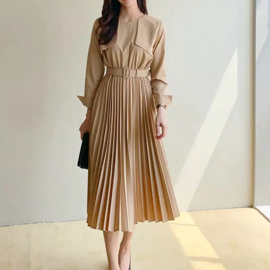 Vestido Plissado Chique com Casaco de Trincheira com Cinto
