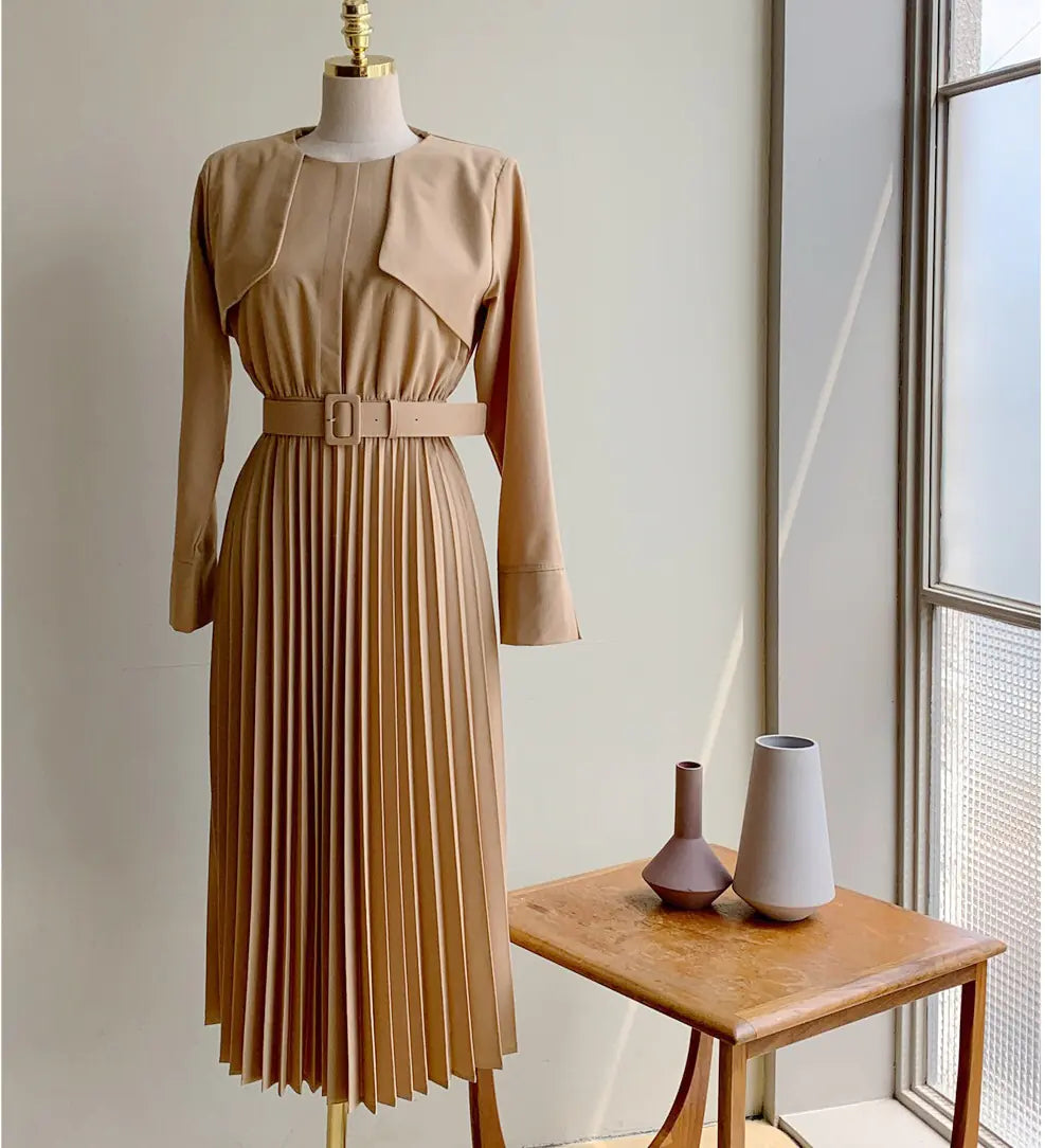 Vestido Plissado Chique com Casaco de Trincheira com Cinto