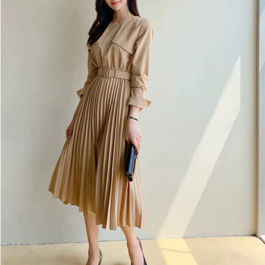 Vestido Plissado Chique com Casaco de Trincheira com Cinto